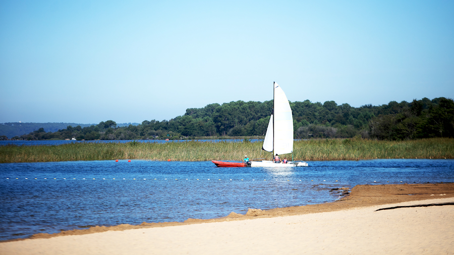 pipiou holiday park sailing on lake