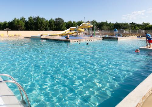 Piscines et toboggans du camping Les Oyats