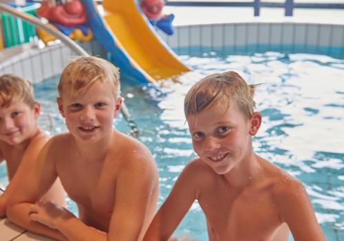 Enfants au bord de la Piscine couverte du camping de Meerwijck