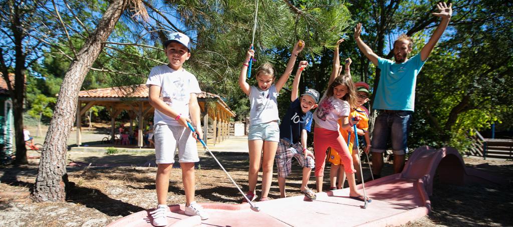 Mini-golf au Club Enfants du camping Mimizan Plage