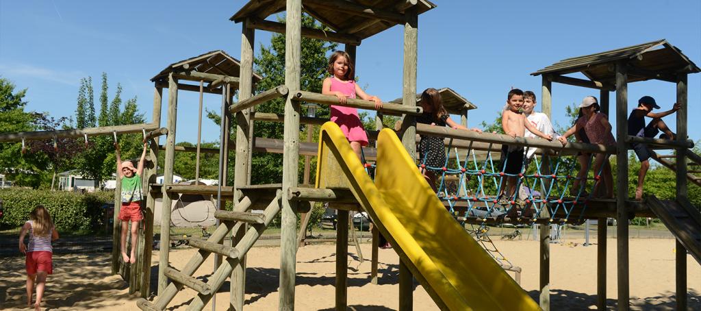 Air de jeux au camping Le Pipiou