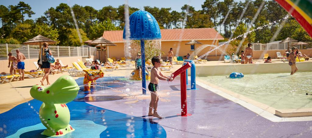 Jeux d'eau piscine du camping Les Oyats